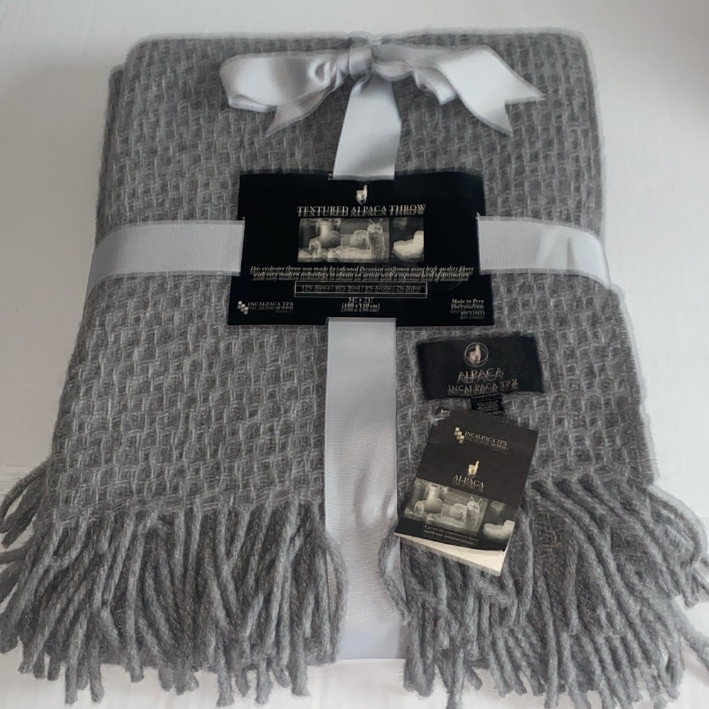 Never used INCALPACA TPX aplaca blend throw blankets